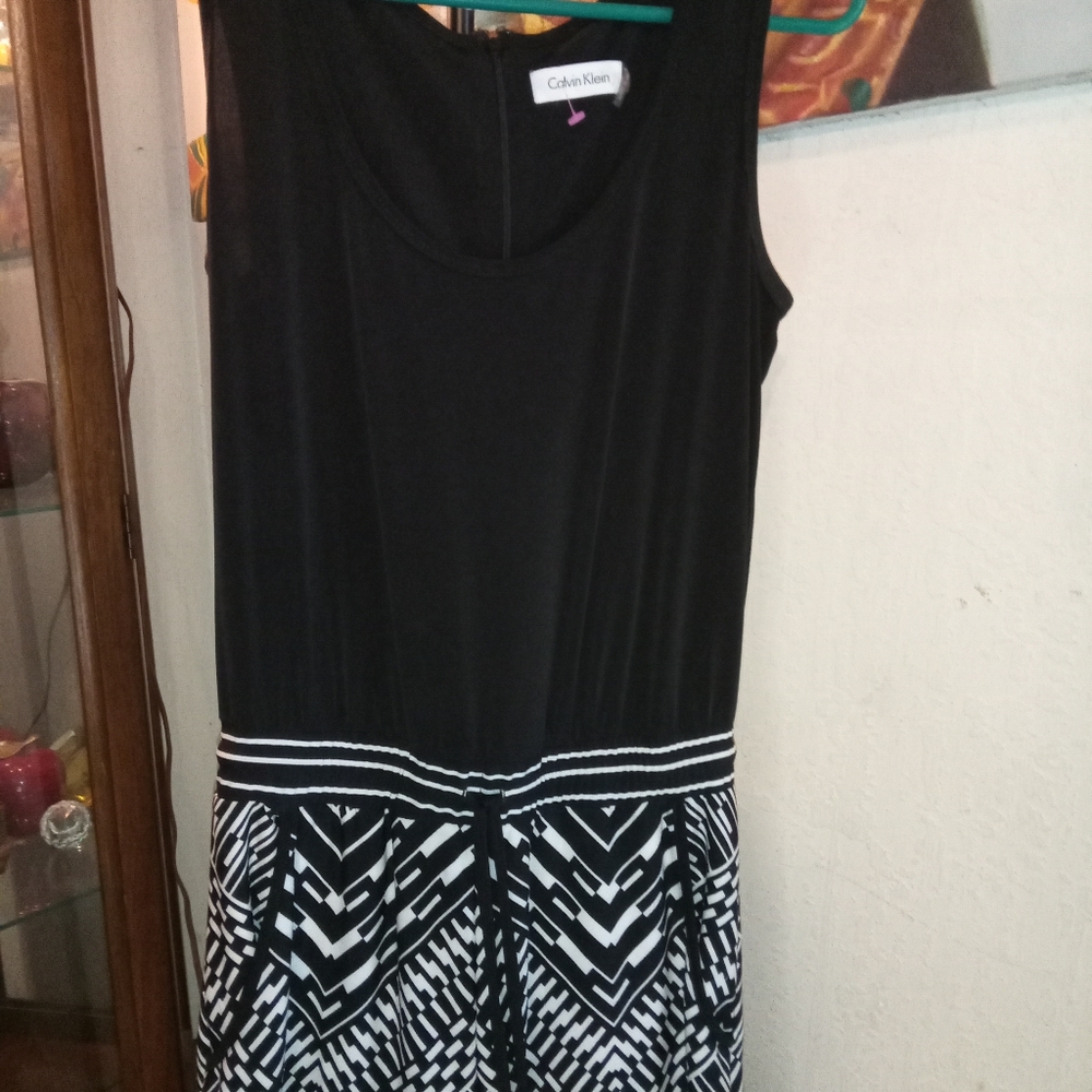 Calvin Klein classic jumpsuit black and white with pockets,and tie geometric.